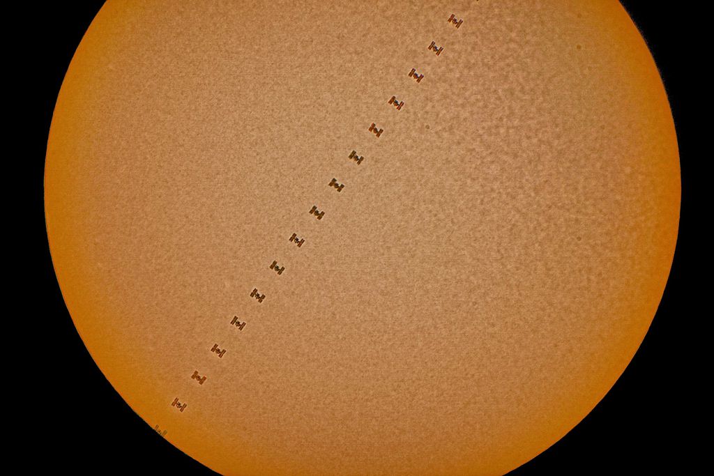 A ISS passando em frente ao Sol (Foto: Ian Griffin)
