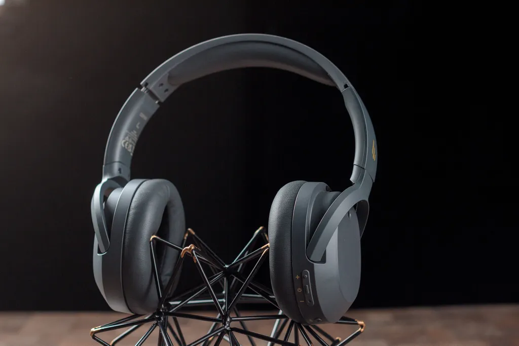Edifier W820NB é um dos fones de ouvidos supra-auriculares mais acessíveis e confortáveis (Imagem: Ivo Meneghel Jr/Canaltech)