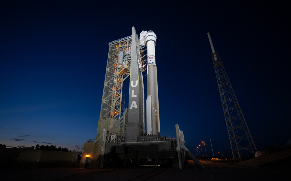 Nave Starliner e o foguete Atlas V que vai ser usado no lançamento (Imagem: Reprodução/NASA/ Joel Kowsky)