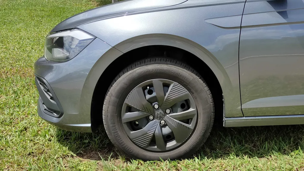 Maior altura em relação ao solo e pneus com perfil alto tornam o Polo Track um carro bastante confortável (Imagem: Paulo Amaral/Canaltech)