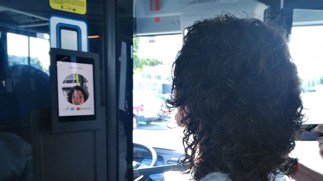 Madri testa reconhecimento facial para pagamento de ônibus