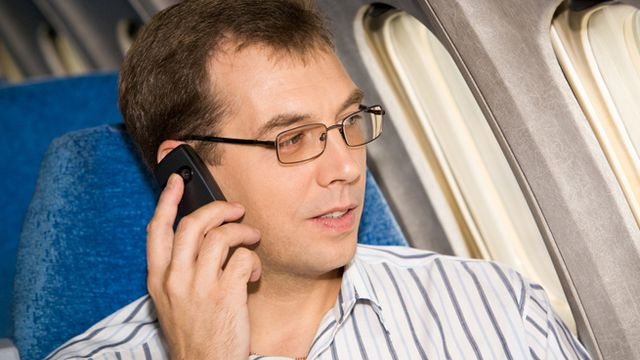 30% dos passageiros 'se esquecem' de desligar o celular durante o voo