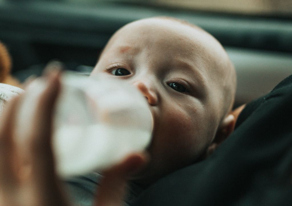 Cientistas criam leite materno com células cultivadas em laboratório (Imagem: Nathan Dumlao/Unsplash)