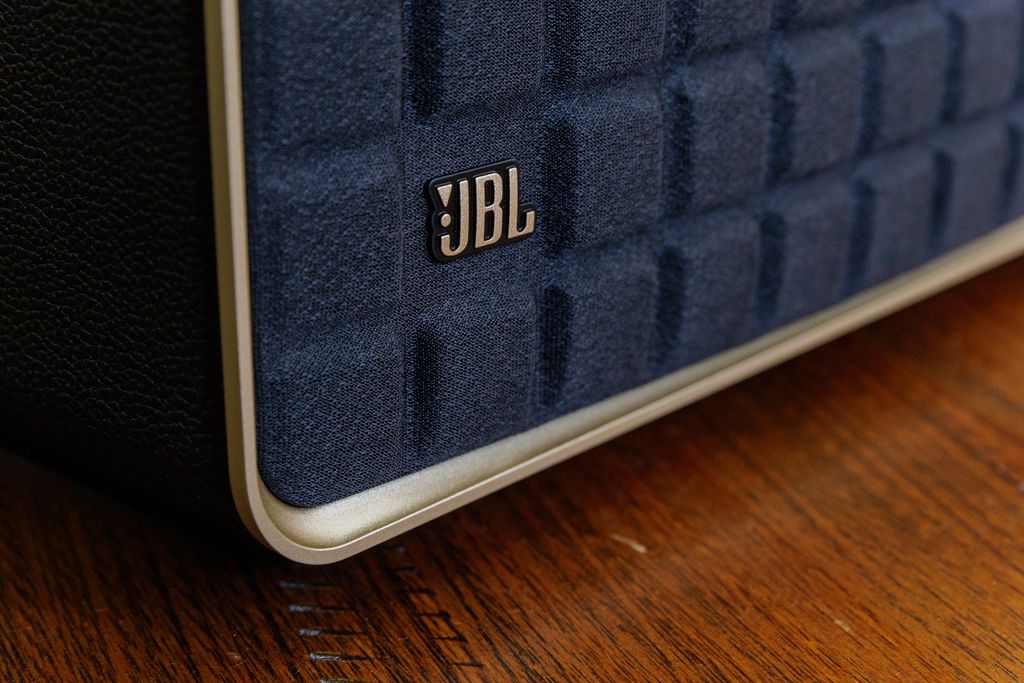JBL Authentics 300 tem design retrô e acabamento premium (Imagem: Ivo Meneghel Jr/Canaltech)