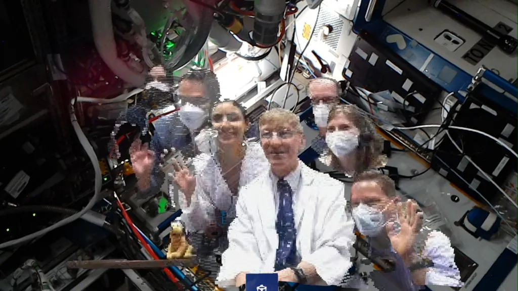Momento em que o astronauta Thomas Pesquet se encontrou com a equipe médica e o CEO da Aexa por meio de realidade aumentada (Imagem: Reprodução/Thomas Pesquet/NASA)
