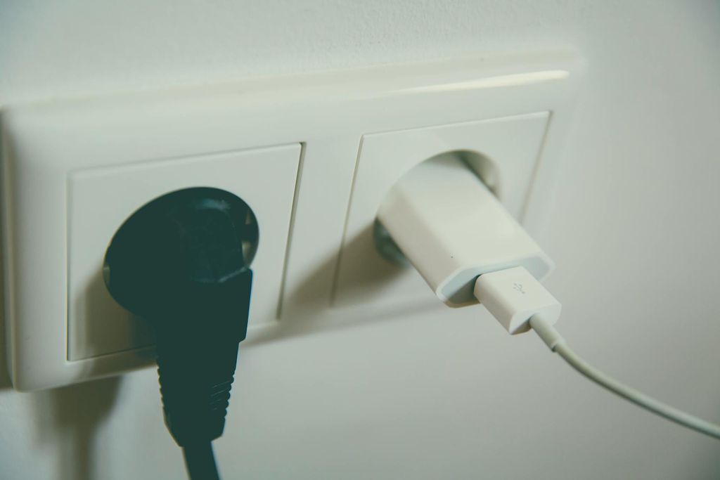 Fios conectados na tomada