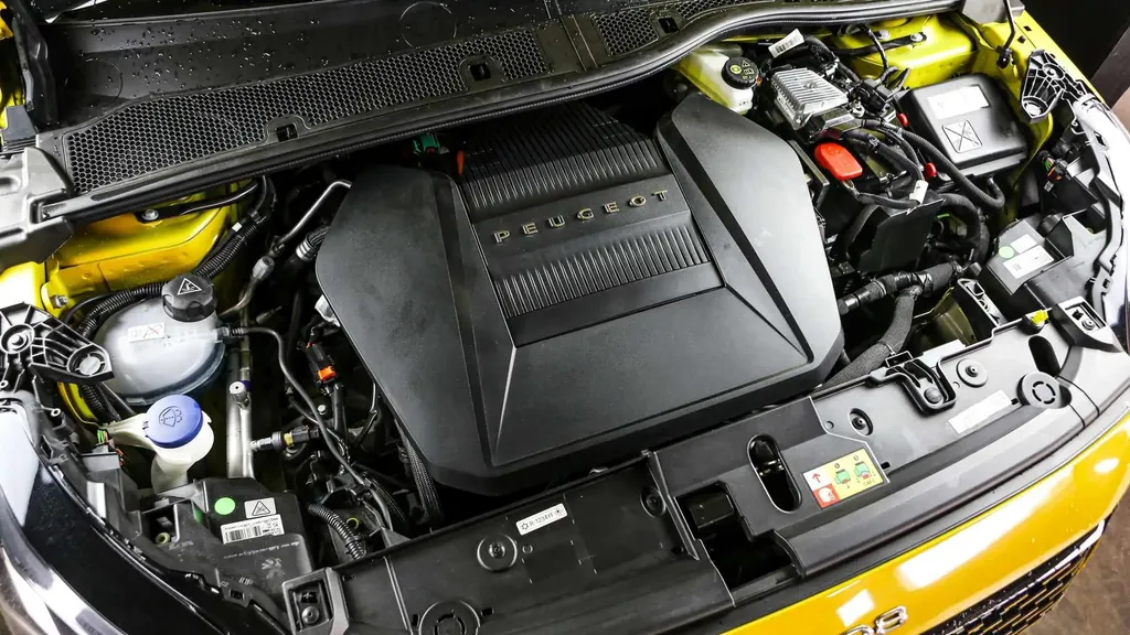 Motor elétrico do Peugeot e-208 GT oferece 136 cavalos de potência e torque imediato de 26,5 kgfm (Imagem: Divulgação/Peugeot)