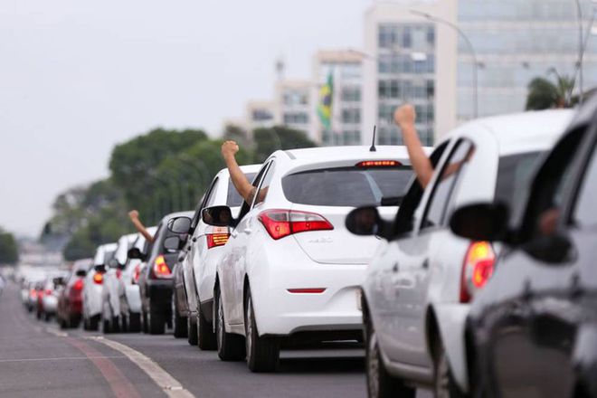 Protesto de motoristas da Uber no Brasil: por aqui, ações trabalhistas contra a empresa fracassam
