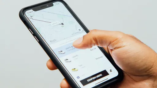 Uber vai exigir RG de quem paga em dinheiro e gravar áudios das corridas