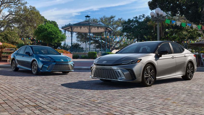 Toyota Camry Híbrido (2025)