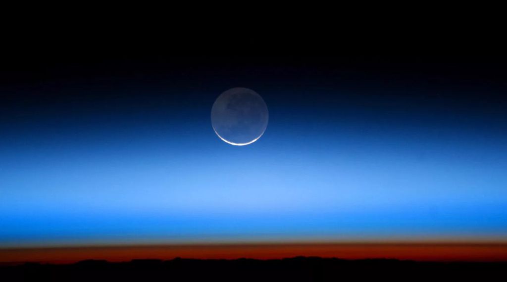 No fenômeno Earthshine, vemos a parte da Lua que fica na sombra mais iluminada que o normal, por conta do reflexo da luz solar a partir da Terra (Imagem: Reprodução/ISS Crew Earth Observations Facility/Earth Science and Remote Sensing Unit/Johnson Space Center)
