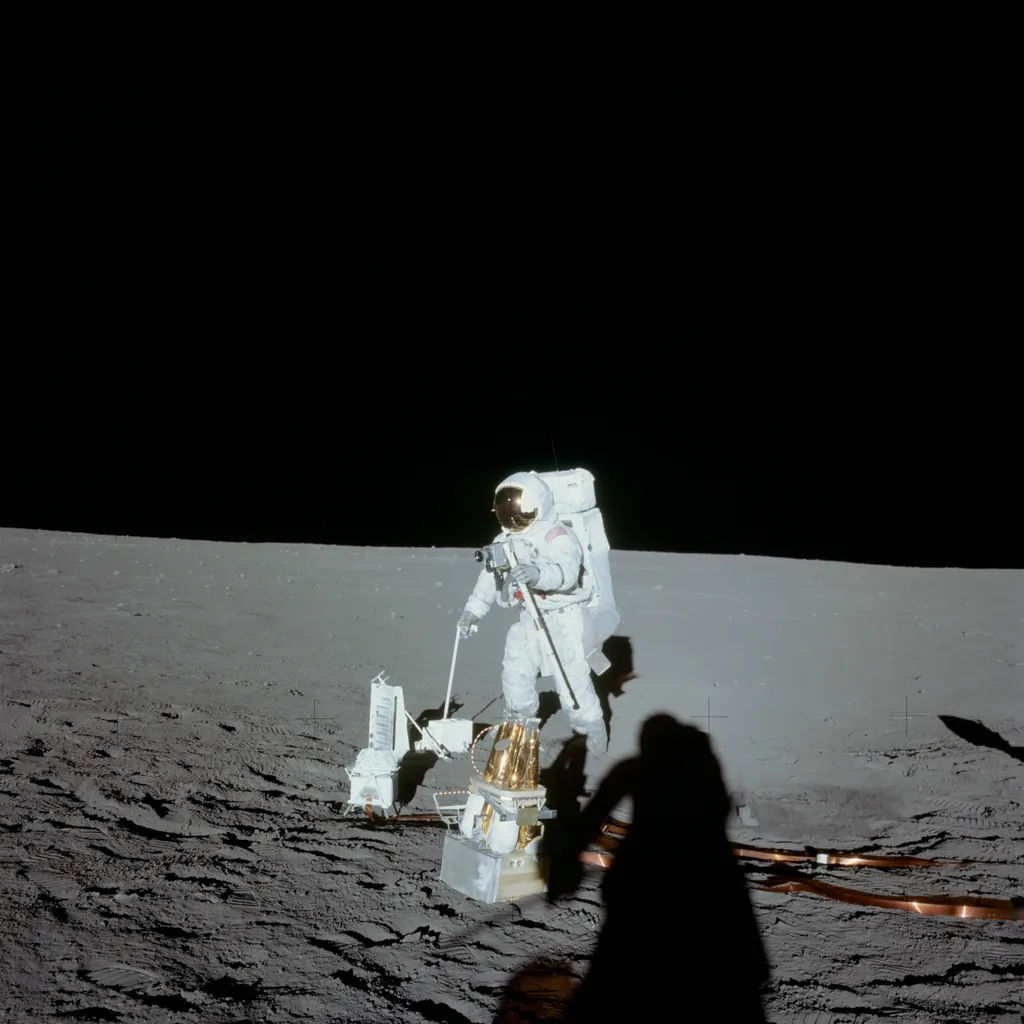Astronautas da missão Apollo 12 configuram o experimento sísmico na Lua antes de retornarem ao módulo de comando para arremessar o módulo de pouso contra a superfície lunar (Imagem: Reprodução/Pete Conrad/NASA)