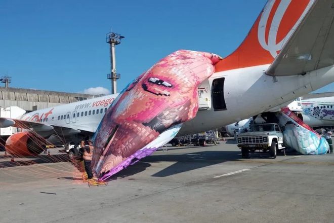 Balão cai em avião no aeroporto