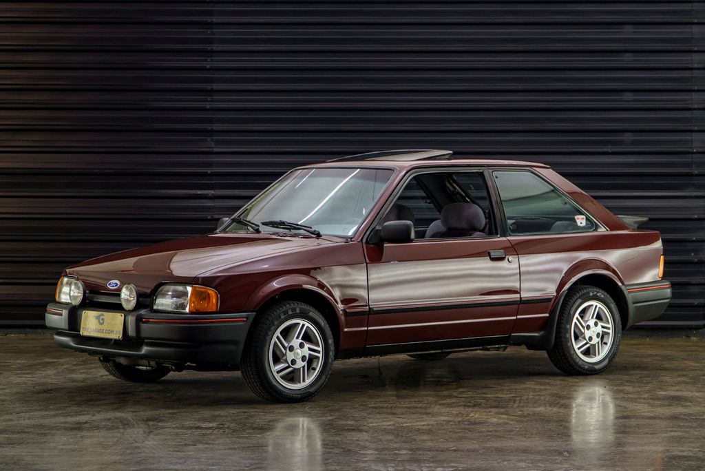 Escort XR3 visto de frente