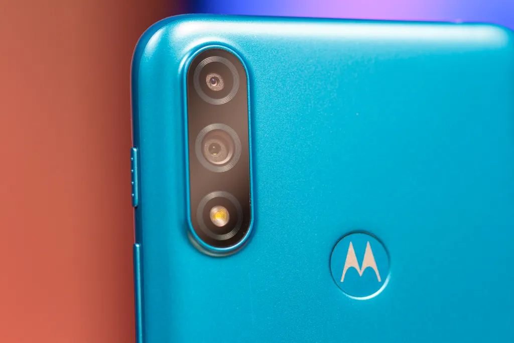 Alguns celulares da Motorola até possuem mecanismos de proteção contra a entrada de água para seus componentes eletrônicos (Imagem: Ivo Meneghel Jr/Canaltech)
