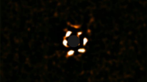 Exoplaneta gigante orbita sua estrela a uma distância bem maior que o esperado