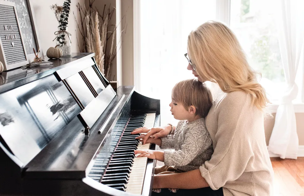 Tocar música na infância resulta em melhor condição cognitiva na velhice, de acordo com estudo conduzido no Reino Unido (Imagem: Paige Cody/Unsplash)