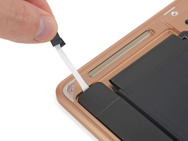 Uso de fitas adesivas iguais as usadas no iPhones é um dos facilitadores encontrados na nova versão do MacBook Air (Imagem: iFixit)