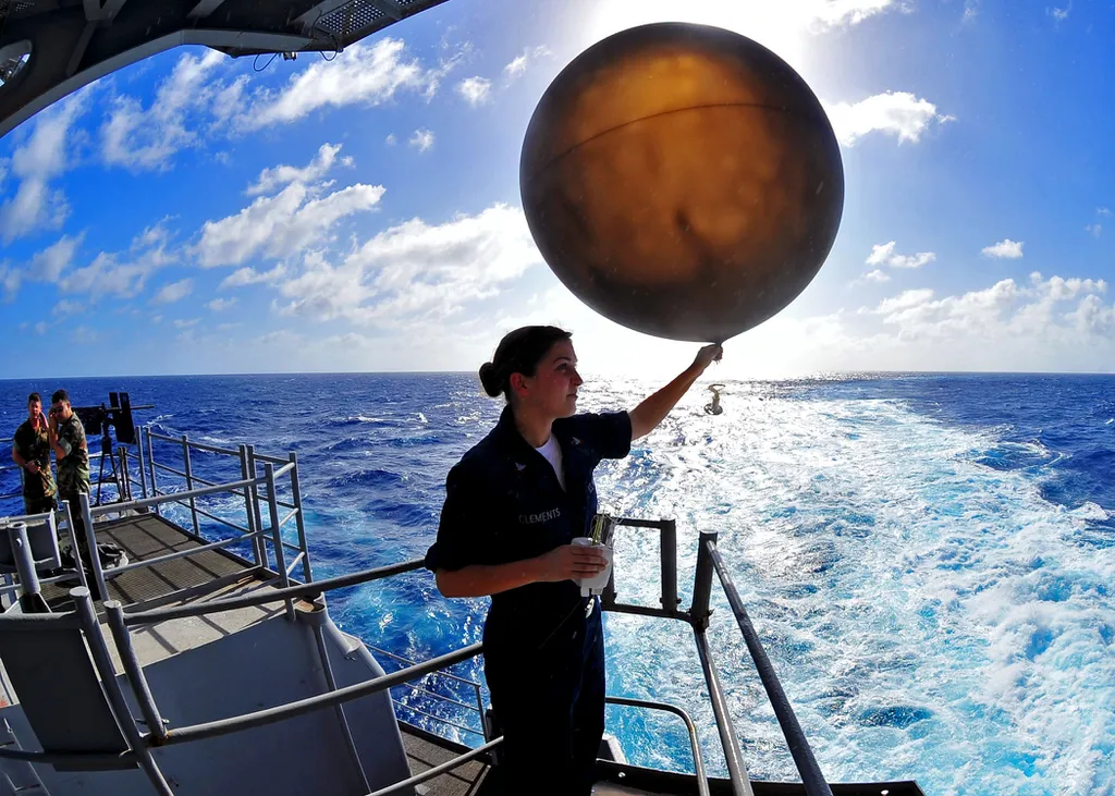 Lançamento de balão meteorológico pela marinha dos Estados Unidos (Imagem: Adrian White/U.S. Navy/Wikimedia Commons)