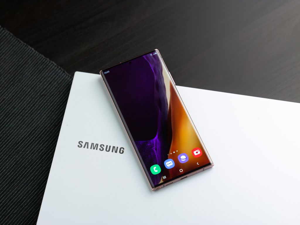 Galaxy Note 20 Ultra tem tela mais curvada (Imagem: Divulgação/Samsung)