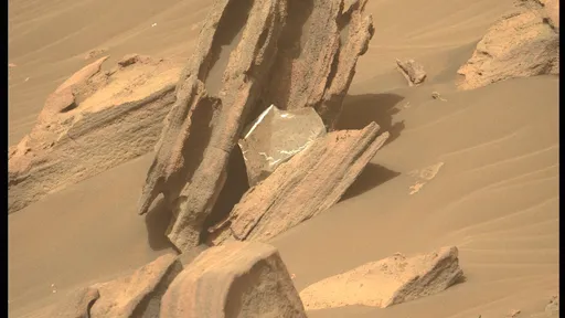 Rover Perseverance encontra pedaço de "lixo prateado" em Marte