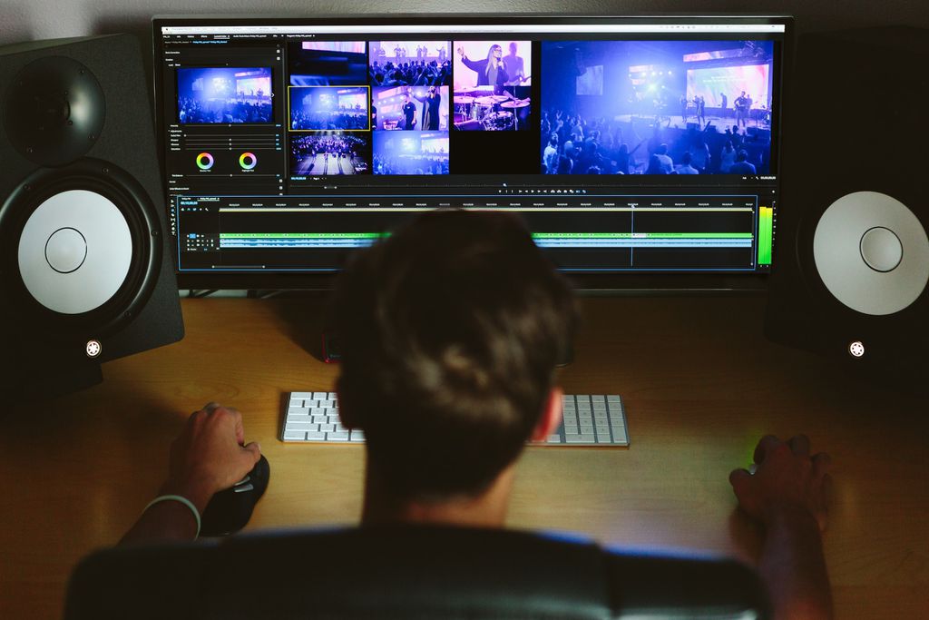 O trabalho como freelancer pode render pagamentos para a conta do PayPal (Imagem: Avel Chuklanov/Unsplash)