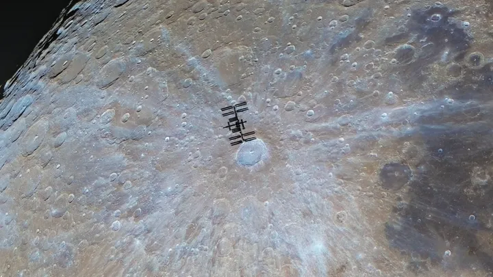 ISS fotografada junto da cratera Tycho, na Lua (Imagem: Reprodução/Andrew McCarthy)