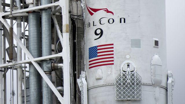 Foguetes Falcon 9 já ocupam quase todo o espaço do hangar da SpaceX