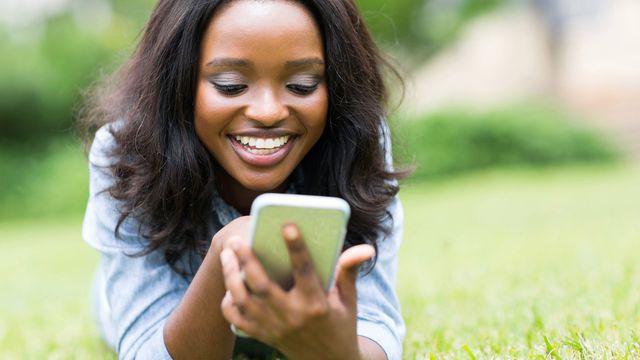 Mulheres ainda possuem menos acesso à internet móvel e celulares que os homens