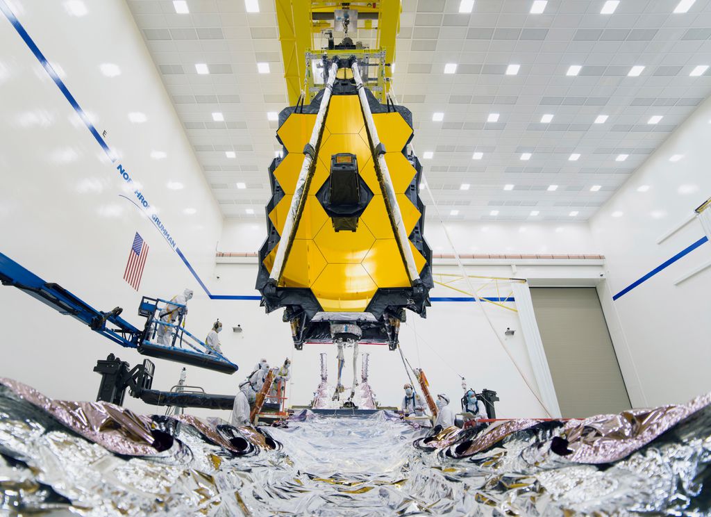 Técnicos trabalhando na montagem do James Webb (Imagem: Reprodução/NASA)