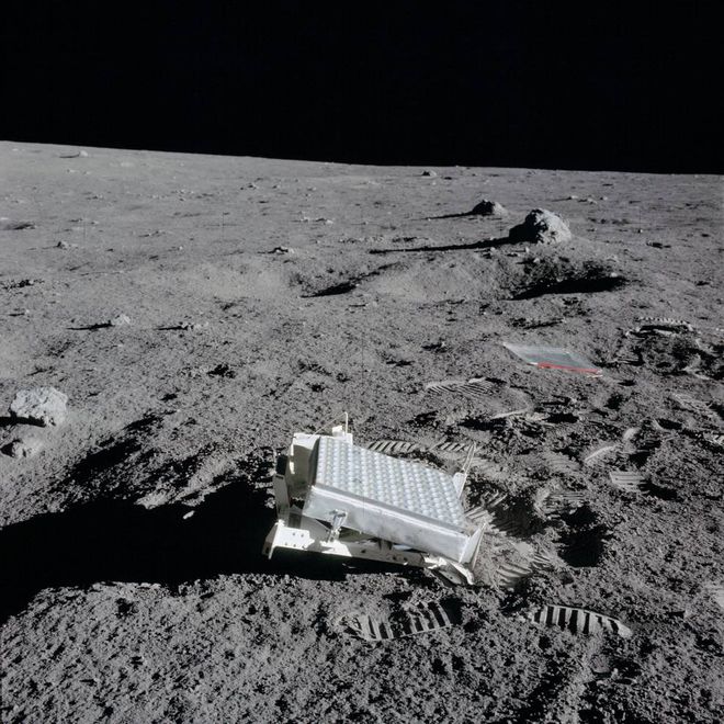 Painel refletor deixado na Lua na missão Apollo 14 (Imagem: NASA)