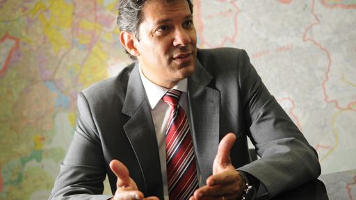 Fernando Haddad assina nesta quarta-feira (11) decreto que libera o Uber em SP
