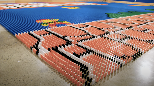 Efeito dominó: robô leva 1 dia para fazer mural do Super Mario com 100.000 peças