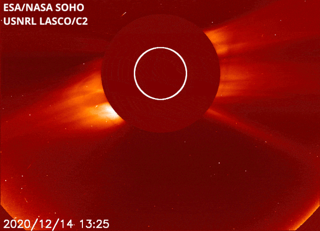 O cometa visto na câmera LASCO C2 do observatório SOHO (Imagem: Reprodução/ESA/NASA/SOHO/Karl Battams)