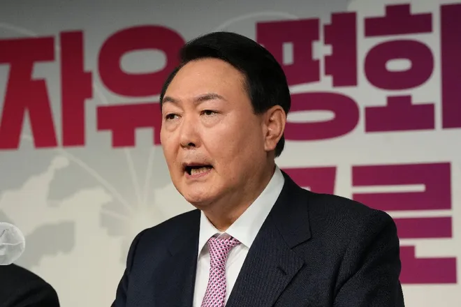 Esse é Yoon Suk-yeol, o candidato de carne e osso (Imagem: Reprodução/AFP)