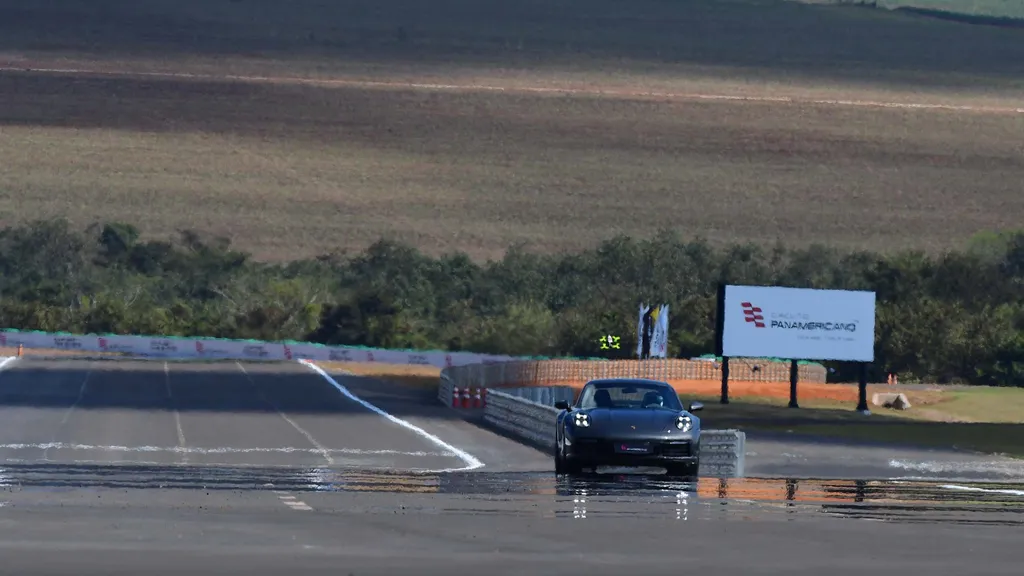 Pneus Pirelli também são testados na pista à exaustão (Imagem: Divulgação/Fernanda Freixosam, Pirelli)