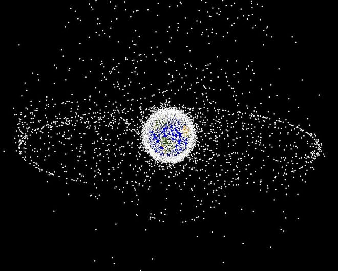 Simulação da quantidade de lixo espacial existente na órtbita terrestre (Imagem: Reprodução/NASA)