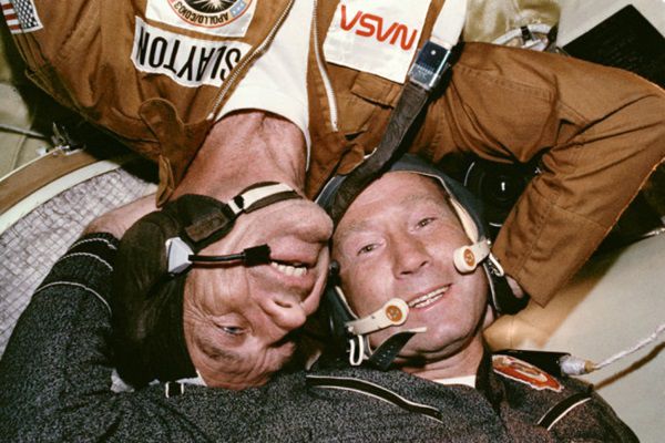 Foto do astronauta Deke Slayton e o cosmonauta Alexey A. Leonov feita após a acoplagem das naves Soyuz e Apollo (Imagem: Reprodução/NASA)