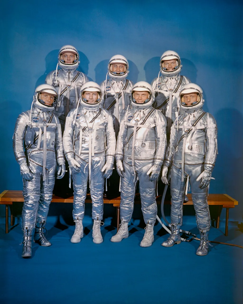 Astronautas do Projeto Mercury, de 1959. Como o programa não previa atividades fora da espaçonave, os tripulantes usaram trajes mais simples (Imagem: Reprodução/NASA)