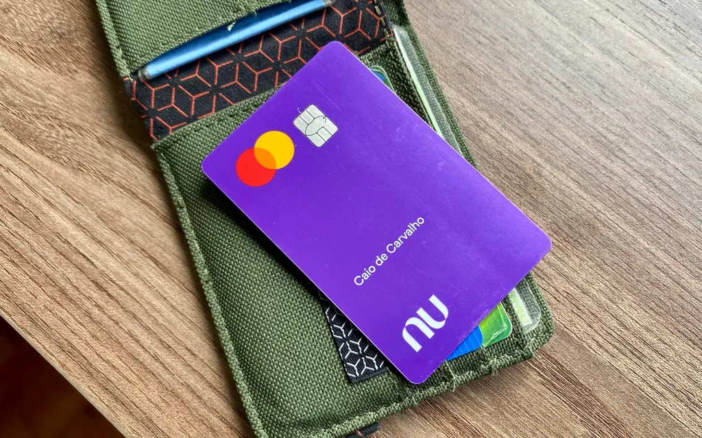 Cartão de crédito Nubank tem o número de 16 dígitos na parte traseira (Imagem: Caio Carvalho/Canaltech)
