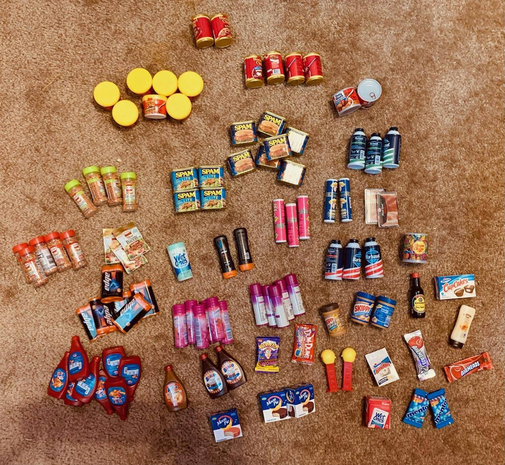 As Mini Brands são miniaturas de produtos de supermercado e de casa, com colaborações com marcas famosas como Spam (Imagem: Zuru)