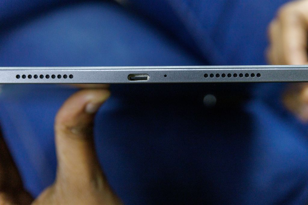 A conexão USB-C do Xiaomi Pad 6 permite a recarga e transferência de arquivos (Imagem: Ivo Meneghel Jr./Canaltech)