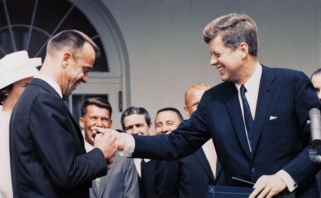O presidente John F. Kennedy condecorando Alan Shepard, na Casa Branca (Imagem: Reprodução/NASA)