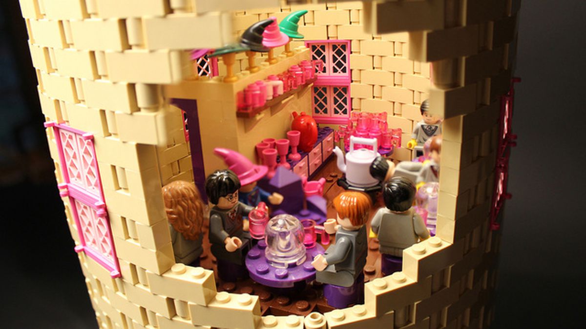 Mulher constrói castelo de Harry Potter usando mais de 400 mil peças de LEGO