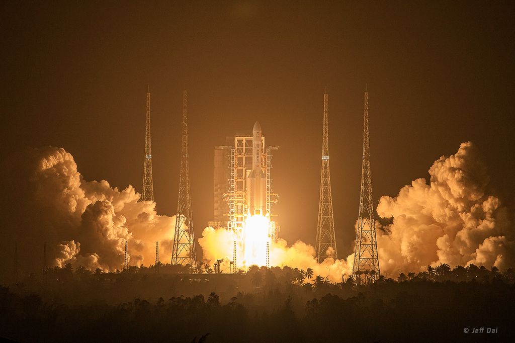 O foguete Long March 5 durante o lançamento da missão Chang'e 5, em dezembro de 2020 (Imagem: Reprodução/Jeff Dai (TWAN)