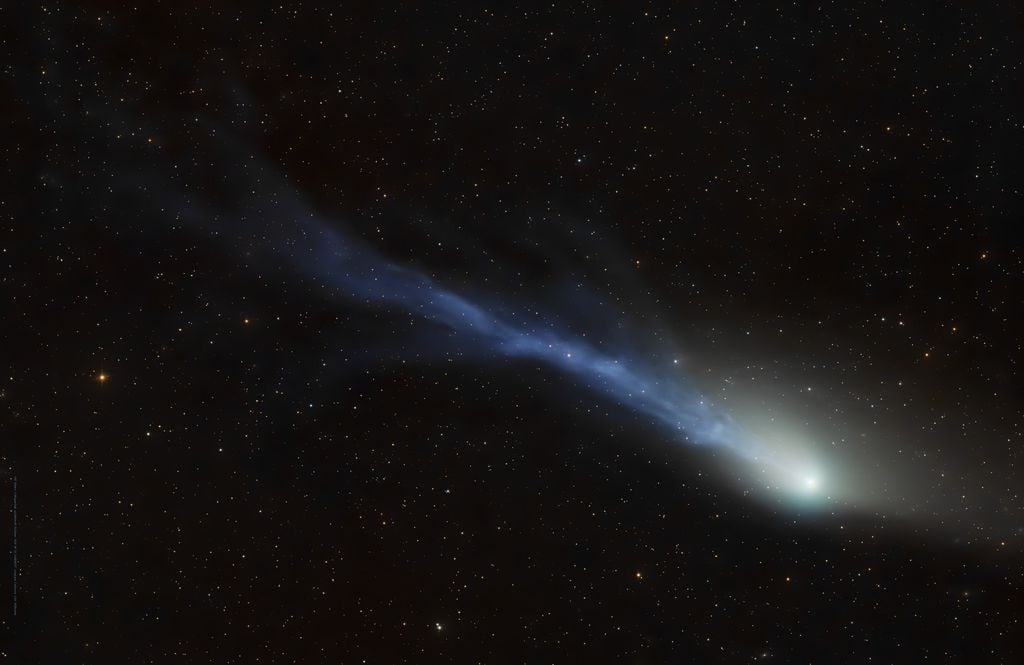 A cauda do cometa 13P/Olbers mudou drasticamente de aparência nos últimos dias (Imagem: Reprodução/Dan Bartlett)