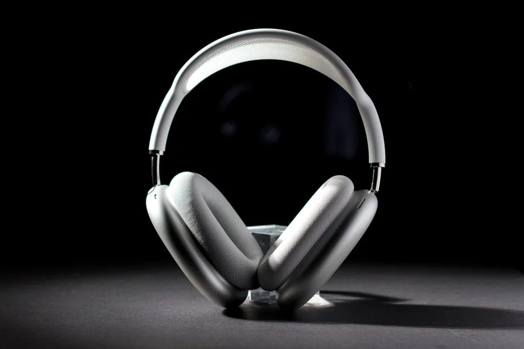 Headphone da Apple aposta em materiais de luxo, mas fica pesado (Imagem: Ivo Meneghel Jr./Canaltech)
