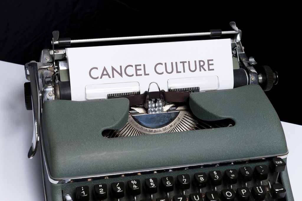 Durante 2019, "Cultura do cancelamento" chegou eleito como o termo do ano pelo Dicionário Macquarie (Imagem: Markus Winkler / Unspash)