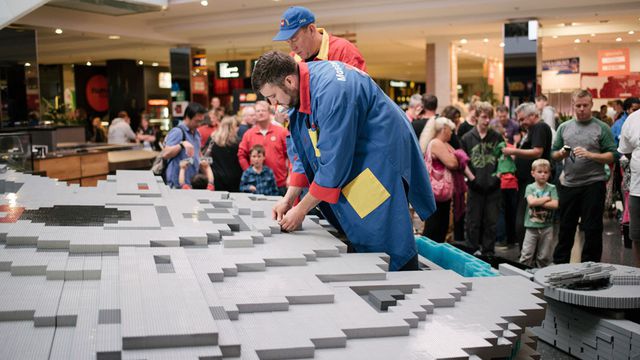 Conheça a maior Millennium Falcon de Lego do mundo