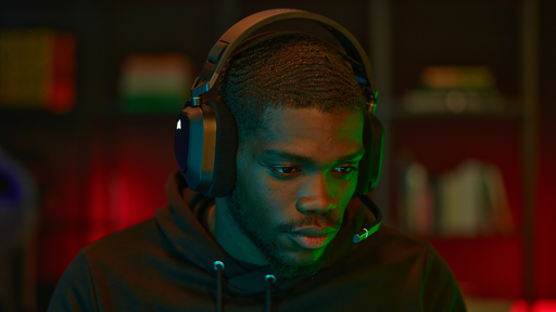 Corsair anuncia headset HS80 RGB Wireless com corpo resistente e áudio espacial